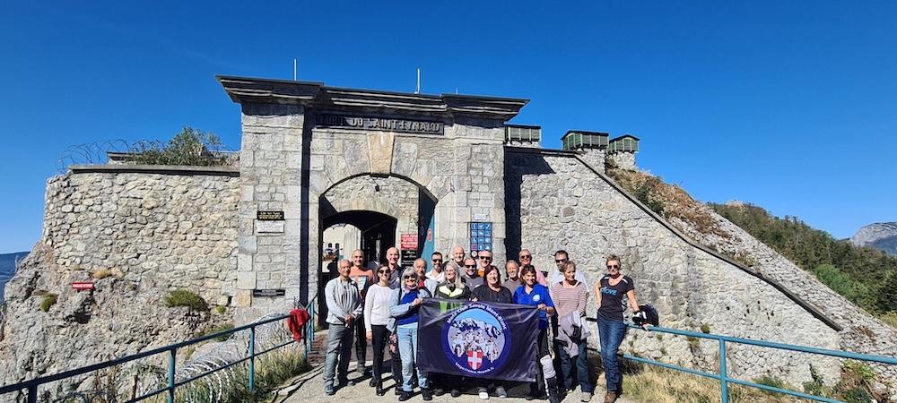 Groupe devant fort