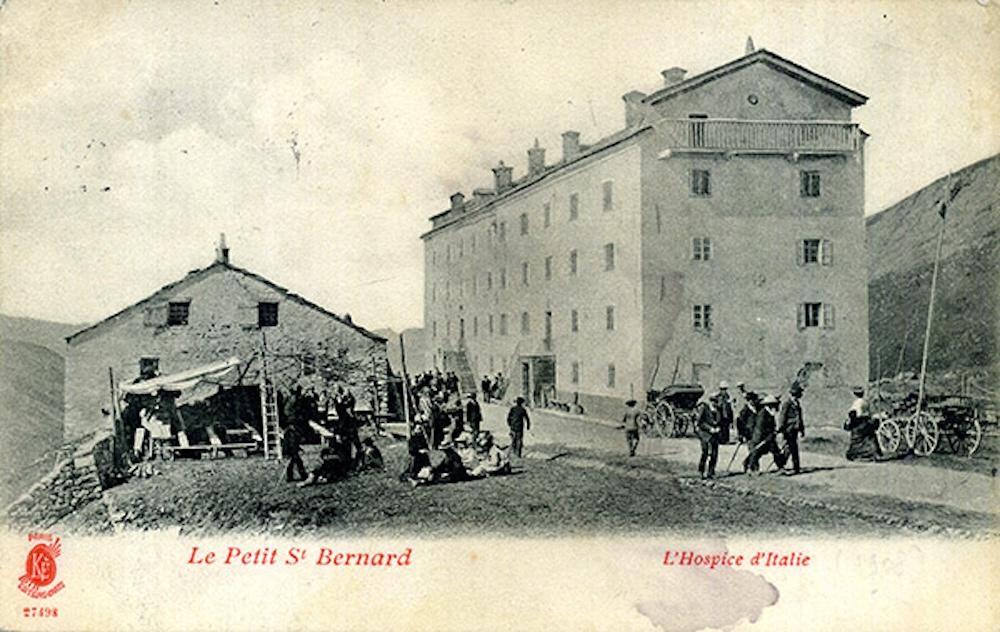 Hospice et voitures a chevaux